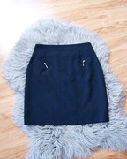 Dopasowana elegancka spódnica w odcieniu ciemnego granatu 