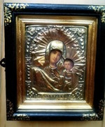 Stara ikona podróżna Matka Boska Kazańska w mosiężnej koszulce i kiocie. 