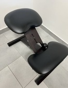 Czarny klęcznik stabilny kółka w opcji