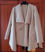 Asymetryczna płaszcz w kolorze beżowym roz. 42 Butik