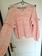 Różowy sweterek z koronką 