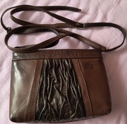 Mała wizytowa torebka skórzana na długim pasku.