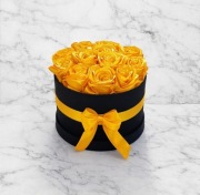 Elegancki Flower Box – Żółte Róże w Czarnym Welurowym Boxie | Prezent