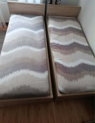 Dwa łóżka jednoosobowe 