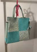 zielona miętowa torebka shopper metaliczna zamszowa z rączkami i paskiem