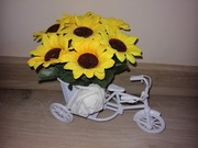 Kompozycja kwiatowa na rowerku ze słonecznikami 