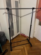 Wieszak na ubrania składany na kółkach 