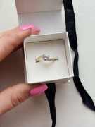 Złoty pierścionek „zaręczynowy”