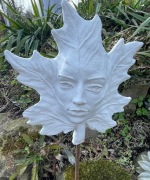 Liść 3D z twarzą . Rzeźba ogrodowa duża .