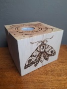 Świecznik z motywem ćmy