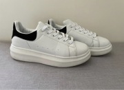 Białe buty sportowe z czarnym tyłem