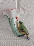 Porcelanowy wazonik ścienny.