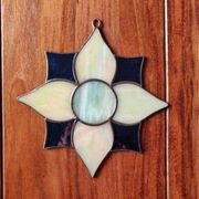 Witraż rozeta kwiatowa, zawieszka ozdobna.