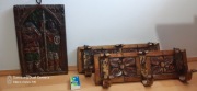 Ręcznie rzeźbione drewniane wieszaki (2 szt.) + obraz – komplet dekoracyjny