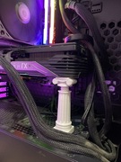 Podpórka pod kartę graficzną – styl greckiej kolumny