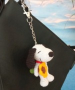 Piesek Snoopy wykonany na szydełku, brelok, zawieszka 