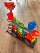 Zestaw Matchbox i Hotwheels, tory i garaże: myjnia, policja, straż, parking