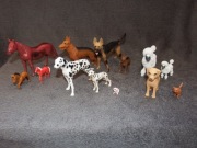 zestaw figurek konie i psy