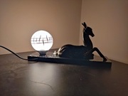 Stara lampka nocna - sarna na marmurowej podstawie