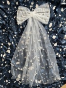 Biały welon ślubny kokardka z perełkami; wieczór panieński, kokarda, 45 cm