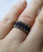Pierścionek obrączka z koralików Miyuki czarnych i złotych rękodzieło 
