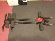 Maszyna do ćwiczeń mięśni ramion i brzucha