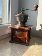 Młynek ręczny firmy Kaffee