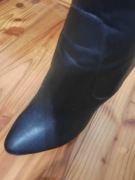 czarne wysokie kozaki na platformie i wysokiej szpilce