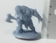 Figurka potwora nieco większego niż człowiek