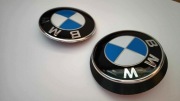 Emblemat BMW E83 X3 - ZESTAW PRZÓD/TYŁ 82mm+82mm+adapter biało/niebieski
