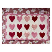 Piękny dywanik łazienkowy dywan do łazienki w serca serduszka walentynkowy