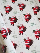 Papier do pakowania "Mikołaj z prezentami", 101,6 cm x 9,2 m