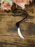 Wisiorek ząb kieł tybetański amulet wilka jasny