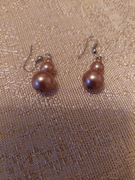 Kolczyki z różowych perełek.