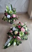 Stroik na cmentarz z bukietem 