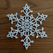 Dekor na choinkę śnieżynka frywolitka biala 9 cm