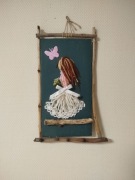 Obrazek , dekoracja  z drewna i włóczki - dziewczyna