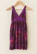Letnia wakacyjna fioletowa przewiewna sukienka we wzory na ramiączkach 