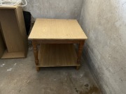 drewniany stolik kawowy, rzeźbione profilowane nogi