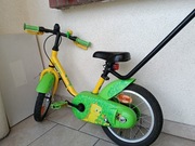 Rower BTWIN do nauki jazdy z rączką i bocznymi kółkami 