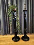 Para pałacowych kolumn, postumentów, kwietników. 