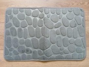 Dywanik łazienkowy. Szare wypukłe kamienie