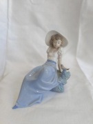 Dziewczyna w kapeluszu Nao by Lladro, 