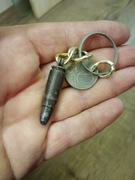 Zawieszka, breloczek z łuski i monety, łuska pepesza 1944 r. 