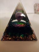 Piramida orgonitowa 5cm odpromnienik. Orgonit z ametystem 