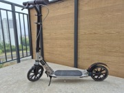 Hulajnoga z amortyzacją i dwoma hamulcami – składana, regulowana kierownica