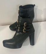 Skórzane botki na obcasie że złotymi zameczkami