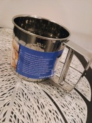 Przesiewacz do mąki z dźwignią 