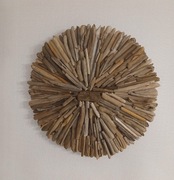 Dekoracja ścienna z drewna dryfującego 50 cm – naturalny okrąg  Opis: