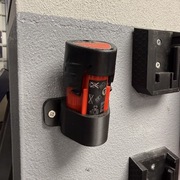 Wzmocniony uchwyt ścienny na baterię Milwaukee M12 – druk 3D – 3 kolory